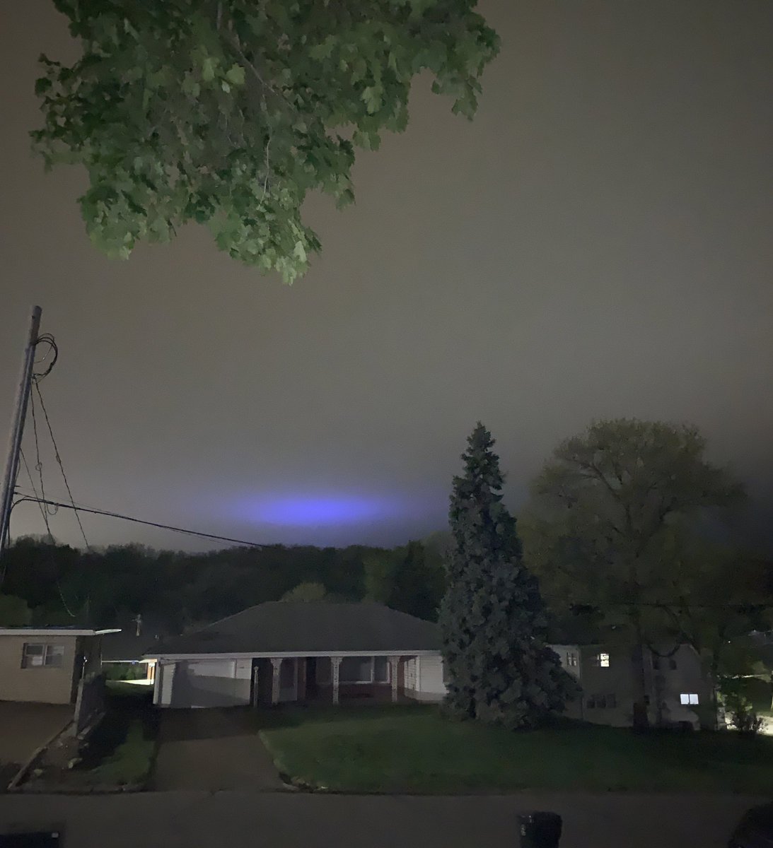 99valntyne's tweet image. jc was right about the signs, it's ten pm where i'm at and dark outside but all i can see is the blue.