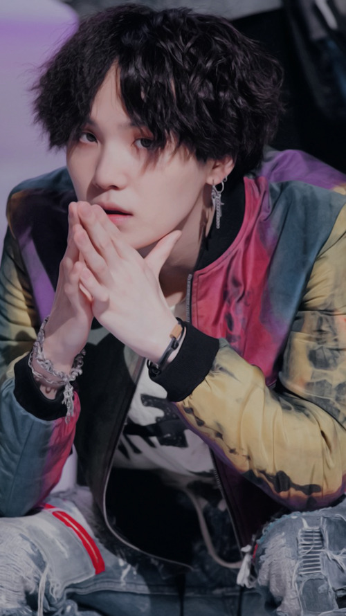 Black Haired Yoongi cuz I want my soulmate to stay on twt: a thread.