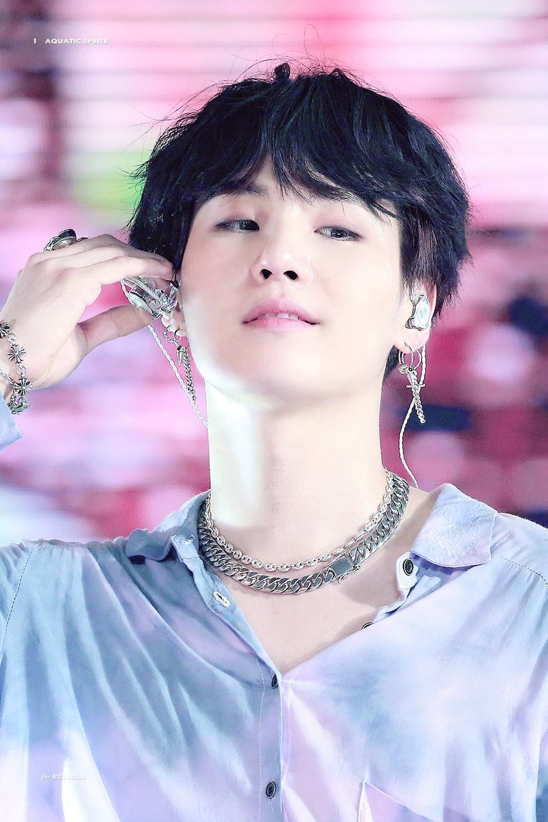 Black Haired Yoongi cuz I want my soulmate to stay on twt: a thread.