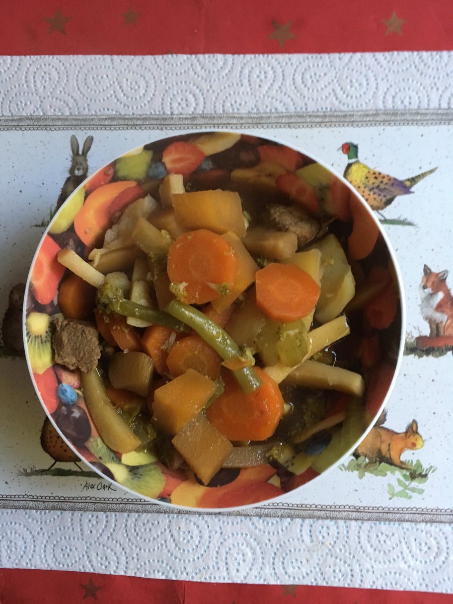 Jan_Lentzos's tweet photo. Barry bought some stewing steak π₯©
And made a delicious stew π
Using up our old vegetables in the process π
He even put in green beans π
#BeefStew #DicedBeef #Onions #Potatoes #FreshVegetables #Carrots #Parsnips #Turnip #Leeks #GreenBeans #FreshVeg #LockdownFood #StayAtHome https://t.co/fNWKIPmMVT