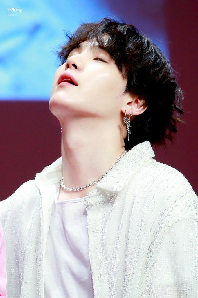 Black Haired Yoongi cuz I want my soulmate to stay on twt: a thread.