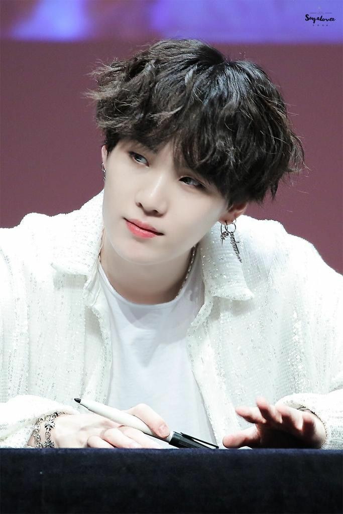 Black Haired Yoongi cuz I want my soulmate to stay on twt: a thread.