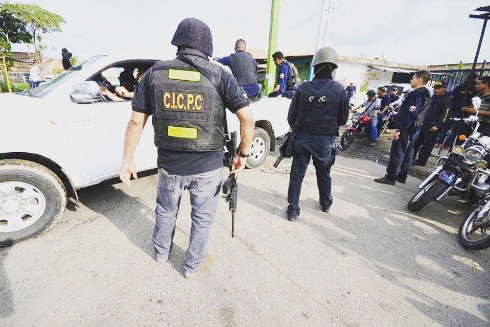 DouglasRicoVzla's tweet photo. Un adulto y dos jóvenes fueron detenidos por hurto en residencias de Machiques. 
https://t.co/EIdCdFWgS0 #Cicpc https://t.co/hBSRwOkCec