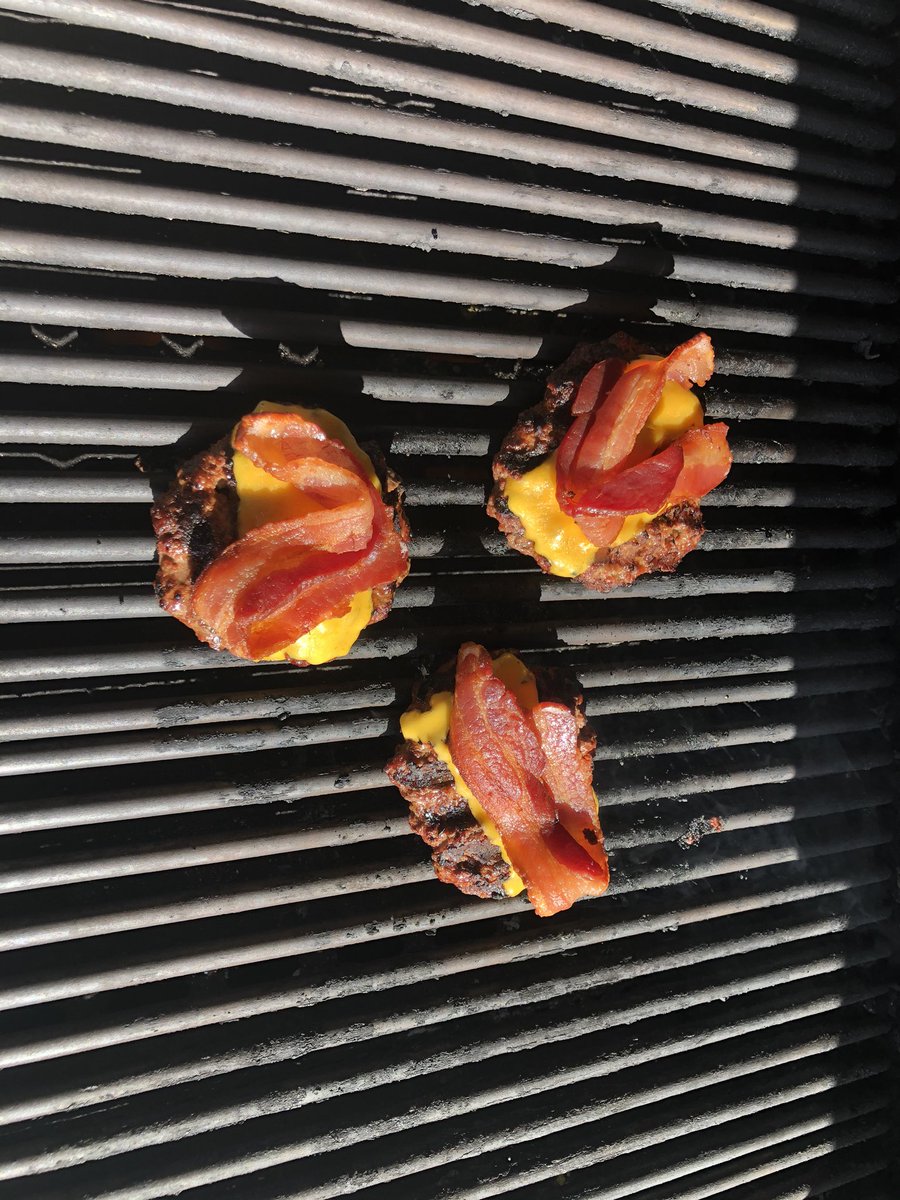 MacDonellfarms's tweet photo. Bacon cheeseburgers on the grill tonight and they were delicious 😋 https://t.co/IdChgbsQw7