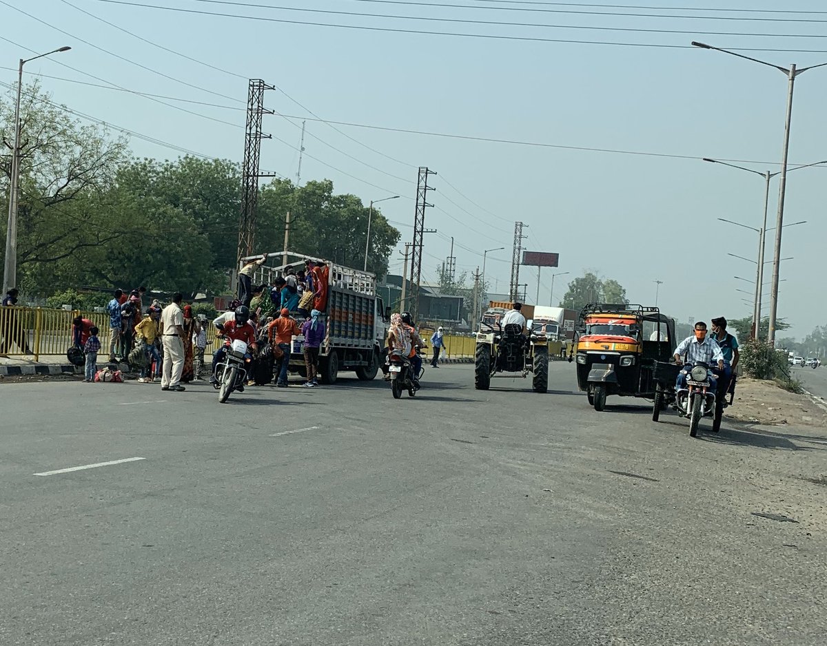 RojerNath's tweet photo. Unlike earlier movement mainly by youngster ,the  mass movement of migrants is going up like crazy last 3 days on Delhi Faridabad Agra high way but now as distressed families , but today saw 4-5 trucks n tractors offering a ride n a policeman helping them🙏🏻 Humanity at work https://t.co/SjRqf7e8bQ