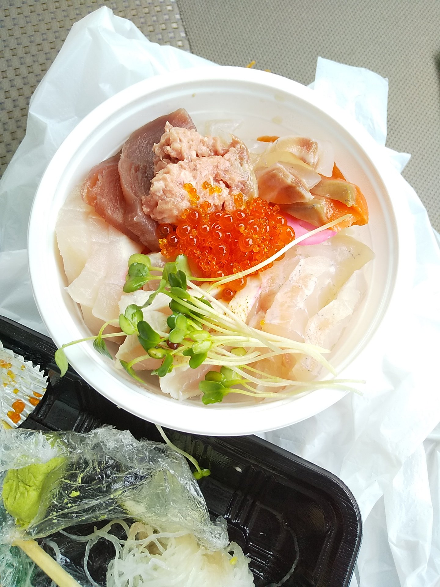 食内だい 海鮮丼 くろ潮の大関コザ店 沖縄市宮里 コザ高校向かい テイクアウト 寿司パフェも気になりましたが 850円 50円で温かい白飯を酢飯に代えられます 8品の刺身等と丼を分けて渡され サイドメニューと言う意味が解りました 丼に全部乗せる
