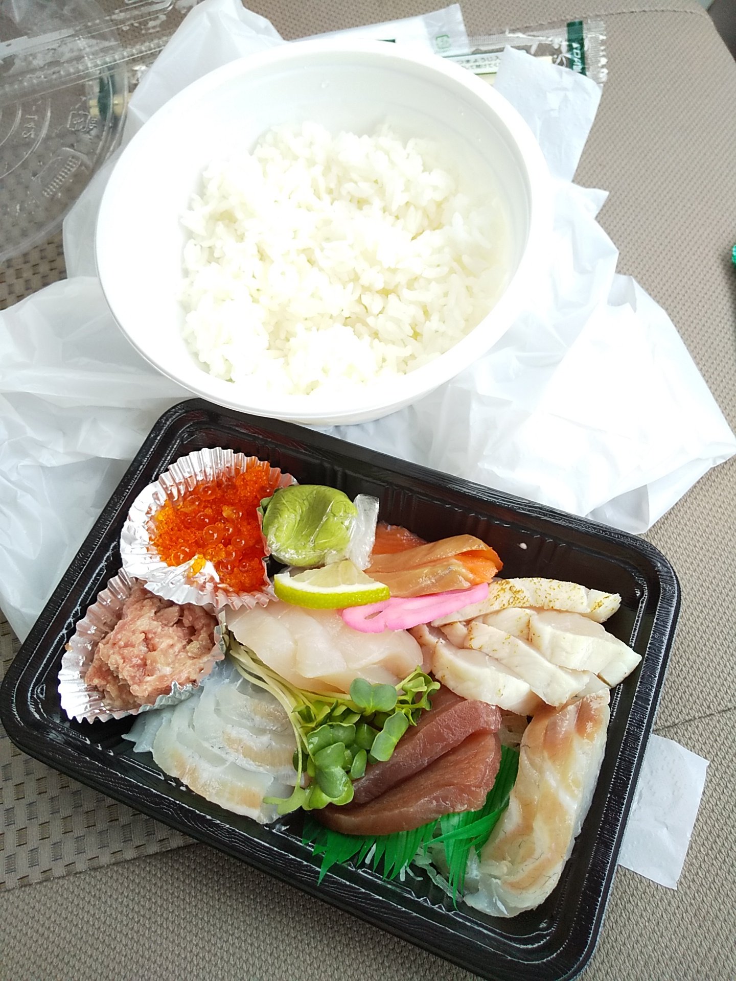 食内だい 海鮮丼 くろ潮の大関コザ店 沖縄市宮里 コザ高校向かい テイクアウト 寿司パフェも気になりましたが 850円 50円で温かい白飯を酢飯に代えられます 8品の刺身等と丼を分けて渡され サイドメニューと言う意味が解りました 丼に全部乗せる