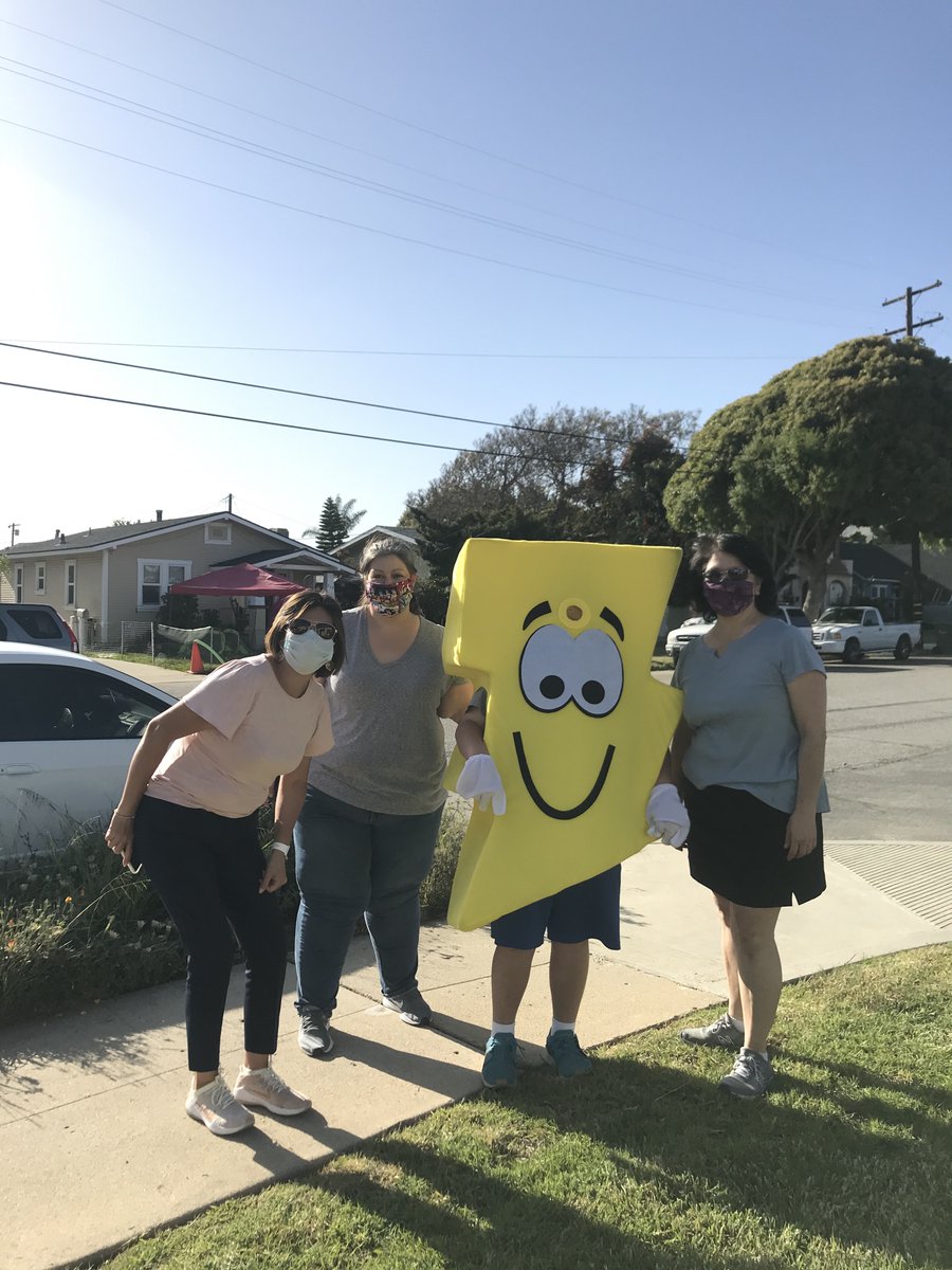 LinmanAshley's tweet photo. The BEST surprise today from PTA and Mrs. Shallenberger!! Thank you for the goodies and visit! I miss my Hueneme family #HESDpride #huenemebolts @MsMonicaSides @charwoods74 https://t.co/4QJkpvd0m2