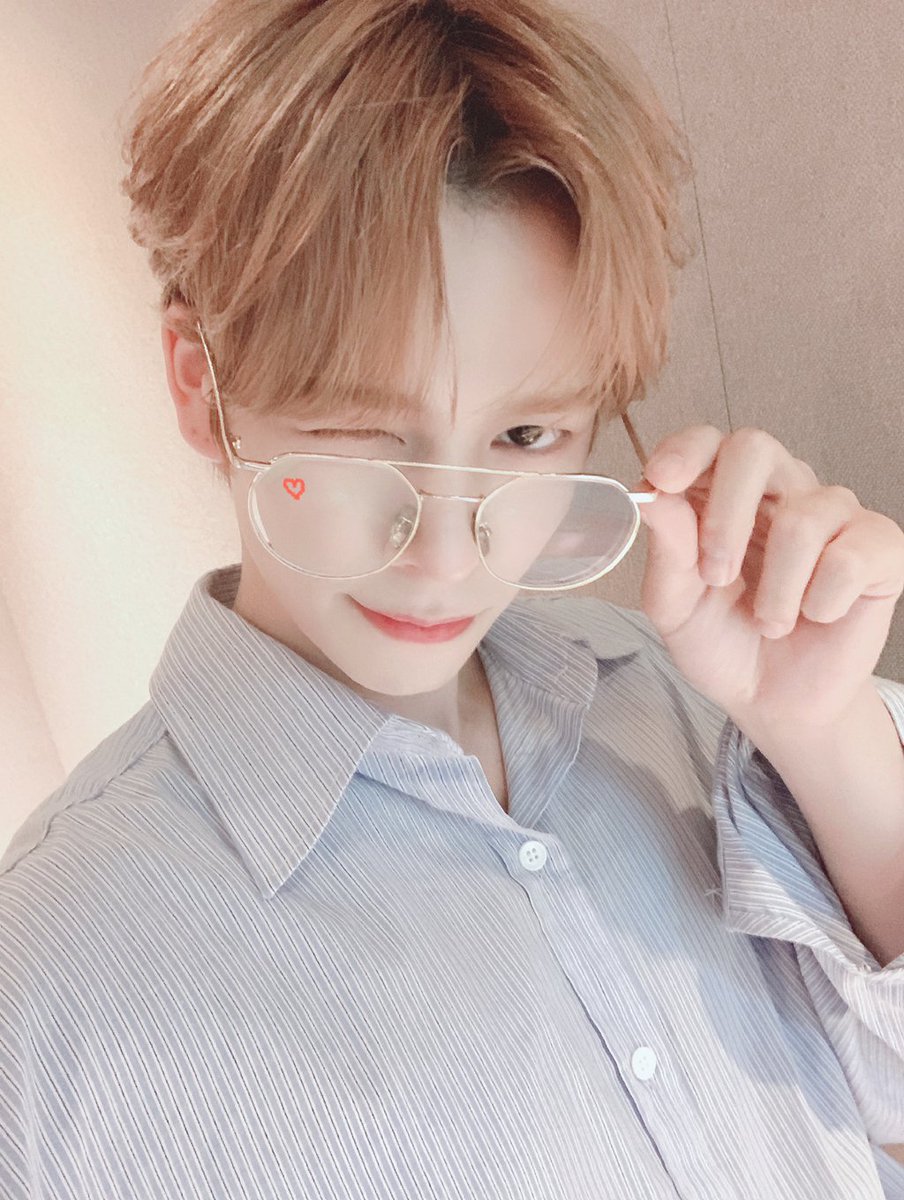 Cravity_Ecuador's tweet photo. Estoy tan conmovida 😂 😂 ¡Pero no lloré!  Todos parecen estar llorando.  Solo estaba ... Creo que hay algo en mis ojos.  ㅎㅎ

Cravity Ecuador

#Cravity #크래비티 #CravityDebut #HIDEOUT
#REMEMBER_WHO_WE_ARE #BREAK_ALL_THE_RULES https://t.co/PFeksbr9y9