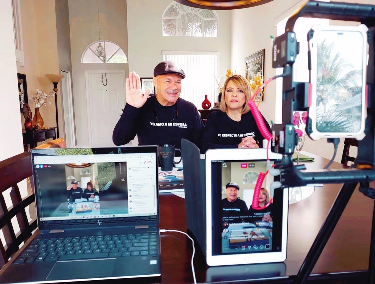libresparaamar's tweet photo. 🔴 ¿Has visto nuestros #lives? De lunes a viernes nos estamos tomando un Café con Luis y Hannia  @Librespamar  #consejos prácticos para mejorar tu #matrimonio.
#Conectate en 👉
https://t.co/LnvIVqptsq 
#Parejas #TalleresOnline #FacebookLive #InstagramLive #Like #Follow #Comparte https://t.co/rAVypXbooI
