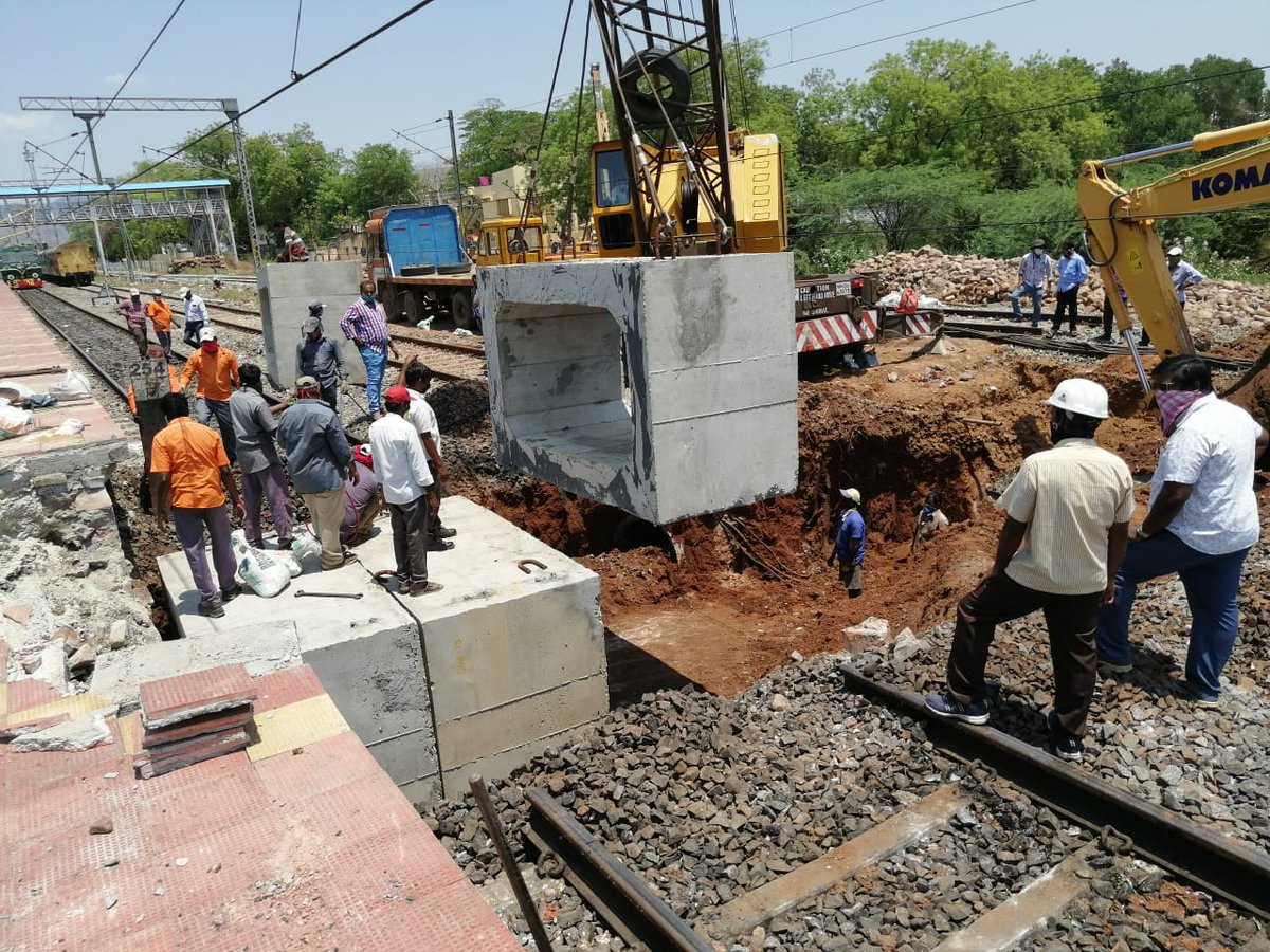 drmgtl's tweet photo. Chennai-Mumbai Trunk Route-40 m long bridge constructed by segmental construction method and 33 precast boxes of size 2.5 x 1.2 x 1.2m were launched across 6 lines and 2 PFs in Kadapa yard of Guntakal Div.@PiyushGoyal @RailMinIndia @SCRailwayIndia https://t.co/dk9Gs897ay