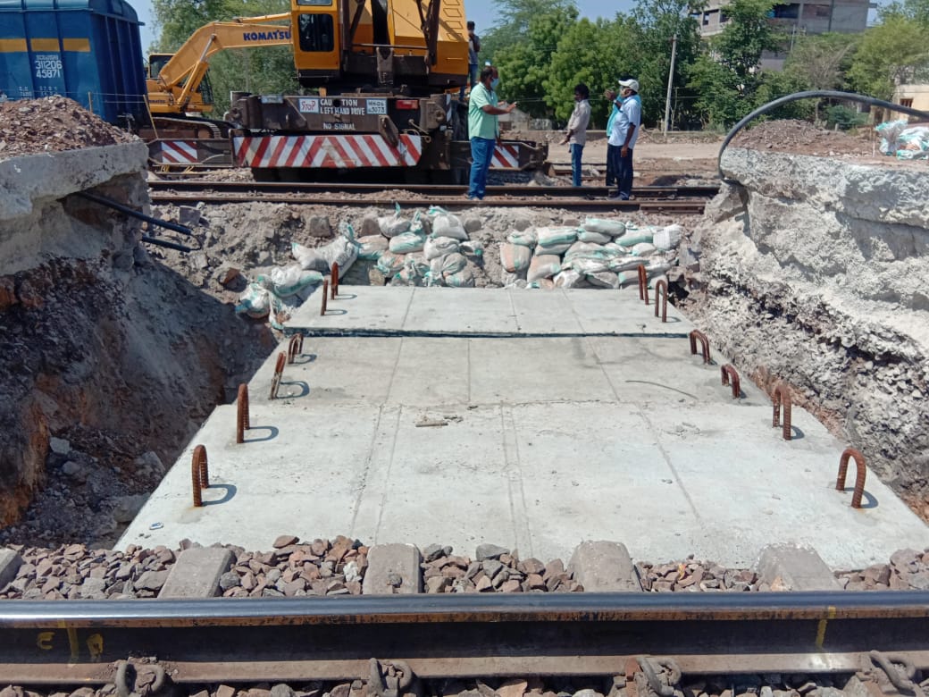 drmgtl's tweet photo. Chennai-Mumbai Trunk Route-40 m long bridge constructed by segmental construction method and 33 precast boxes of size 2.5 x 1.2 x 1.2m were launched across 6 lines and 2 PFs in Kadapa yard of Guntakal Div.@PiyushGoyal @RailMinIndia @SCRailwayIndia https://t.co/dk9Gs897ay