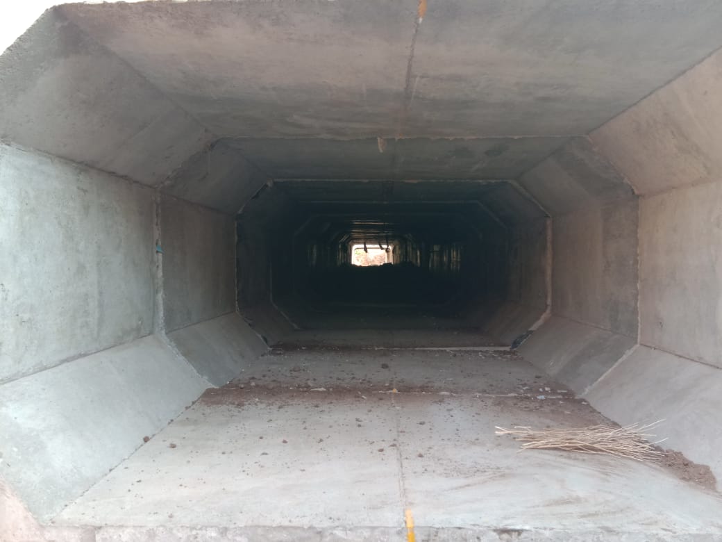drmgtl's tweet photo. Chennai-Mumbai Trunk Route-40 m long bridge constructed by segmental construction method and 33 precast boxes of size 2.5 x 1.2 x 1.2m were launched across 6 lines and 2 PFs in Kadapa yard of Guntakal Div.@PiyushGoyal @RailMinIndia @SCRailwayIndia https://t.co/dk9Gs897ay