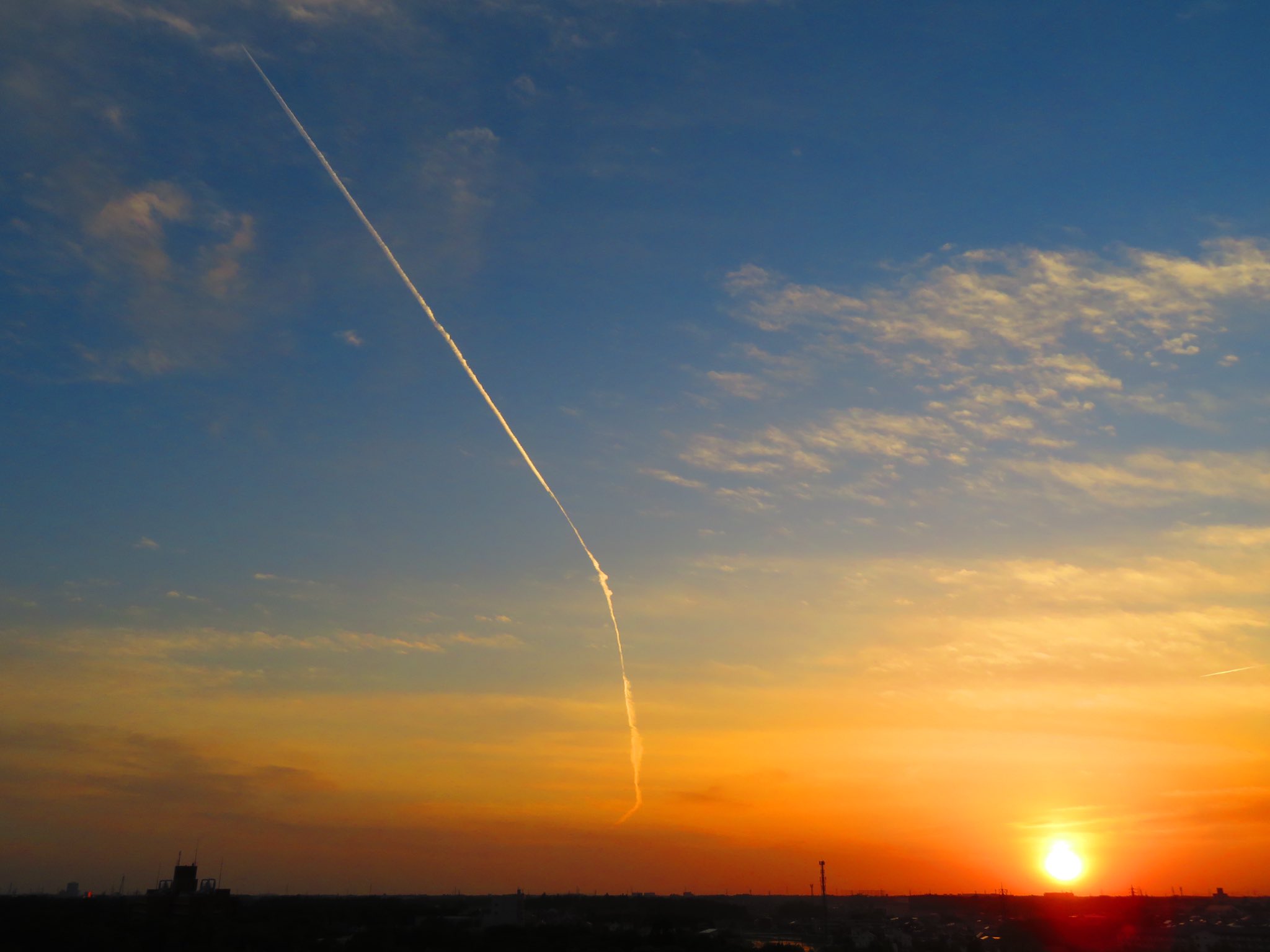 荒木健太郎 夕空の飛行機雲 見ている方向と同じ向きに飛ぶ飛行機雲 は 空に立っているように見えます ロケットみたい 上空が湿っているので飛行機雲が成長して巻雲に変化していきました T Co Fzyjnjyg1h Twitter