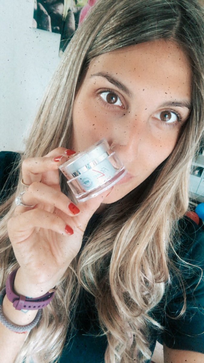 serenaradesca's tweet photo. Stamani si va di crema contorno occhi.
Anche se è anti-aging, io la uso contro borse e occhiaie (mie amiche da sempre.. praticamente ci sono nata con le occhiaie 😂).

Se vuoi sapere di più scrivimi o qui o su Instagram 😘
#fitline #14maggio #FitnessModel #benessere #eyecare https://t.co/Z59lgL5NLg