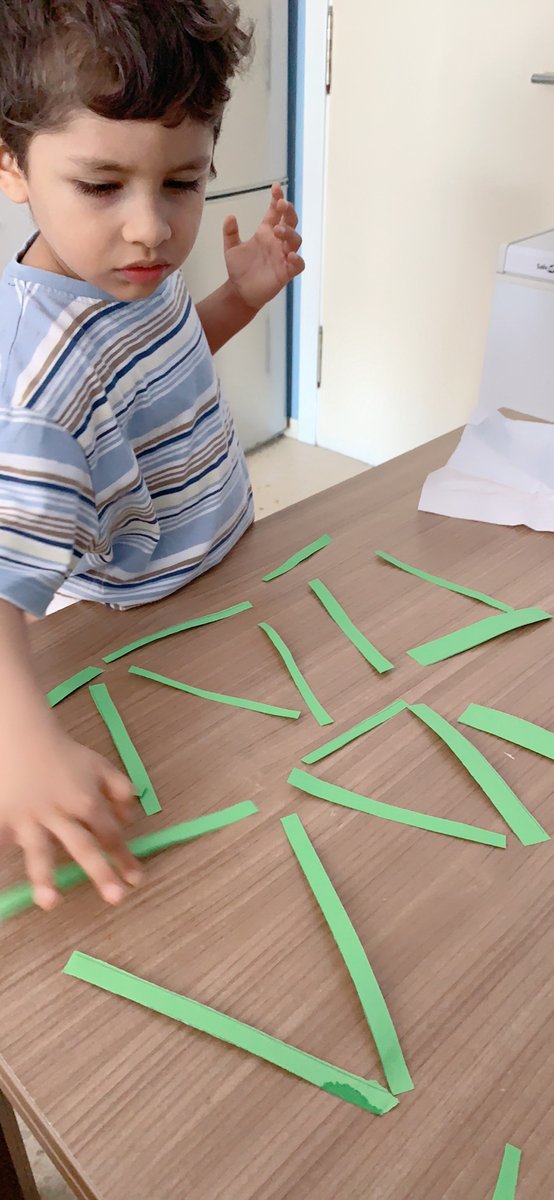 EscolaMontse's tweet photo. Els nens i nenes de P3 fent sèries, dibuixos, triangles i retallant s'ho passen bé i aprenen molt #somMontserrat #EscolaMontse #rubiesquedaacasa #totsfemescola #familiaescolamontse https://t.co/7SVTfMcdyM