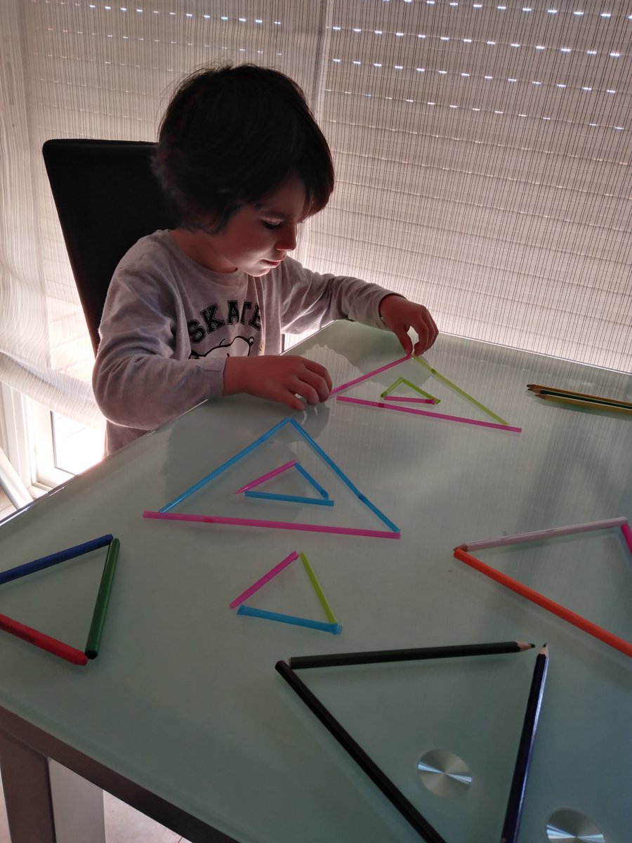 EscolaMontse's tweet photo. Els nens i nenes de P3 fent sèries, dibuixos, triangles i retallant s'ho passen bé i aprenen molt #somMontserrat #EscolaMontse #rubiesquedaacasa #totsfemescola #familiaescolamontse https://t.co/7SVTfMcdyM
