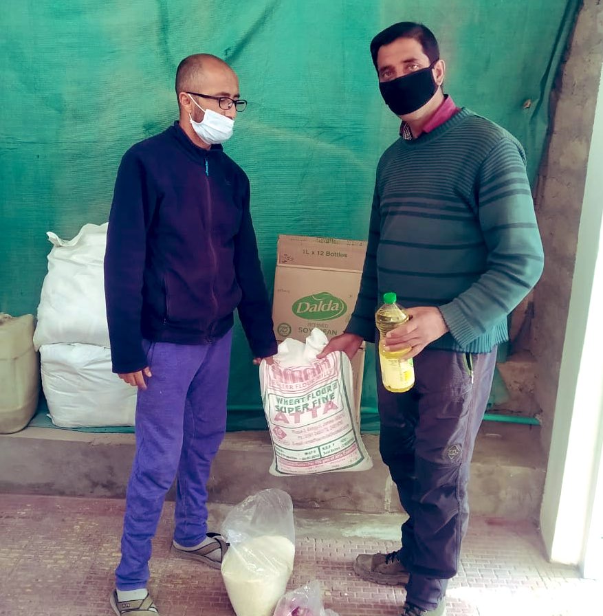 SociallyBlog's tweet photo. #HashtagLadakh #CovidWarriors Happy to share that #MyPincode Volunteer Raja distributed ration to families in #Leh with the support of @AnybodyCanHelp | Join and Help people in need: https://t.co/e6Nl6KVN5m https://t.co/6Fi6bZGGc3