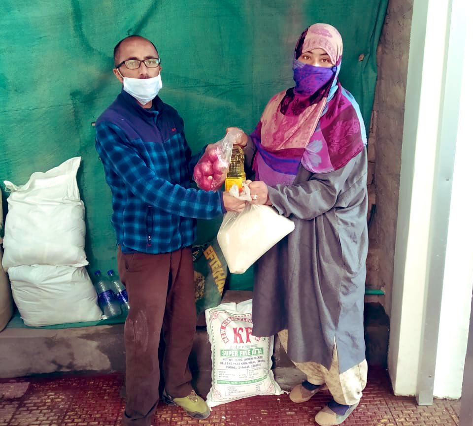 SociallyBlog's tweet photo. #HashtagLadakh #CovidWarriors Happy to share that #MyPincode Volunteer Raja distributed ration to families in #Leh with the support of @AnybodyCanHelp | Join and Help people in need: https://t.co/e6Nl6KVN5m https://t.co/6Fi6bZGGc3