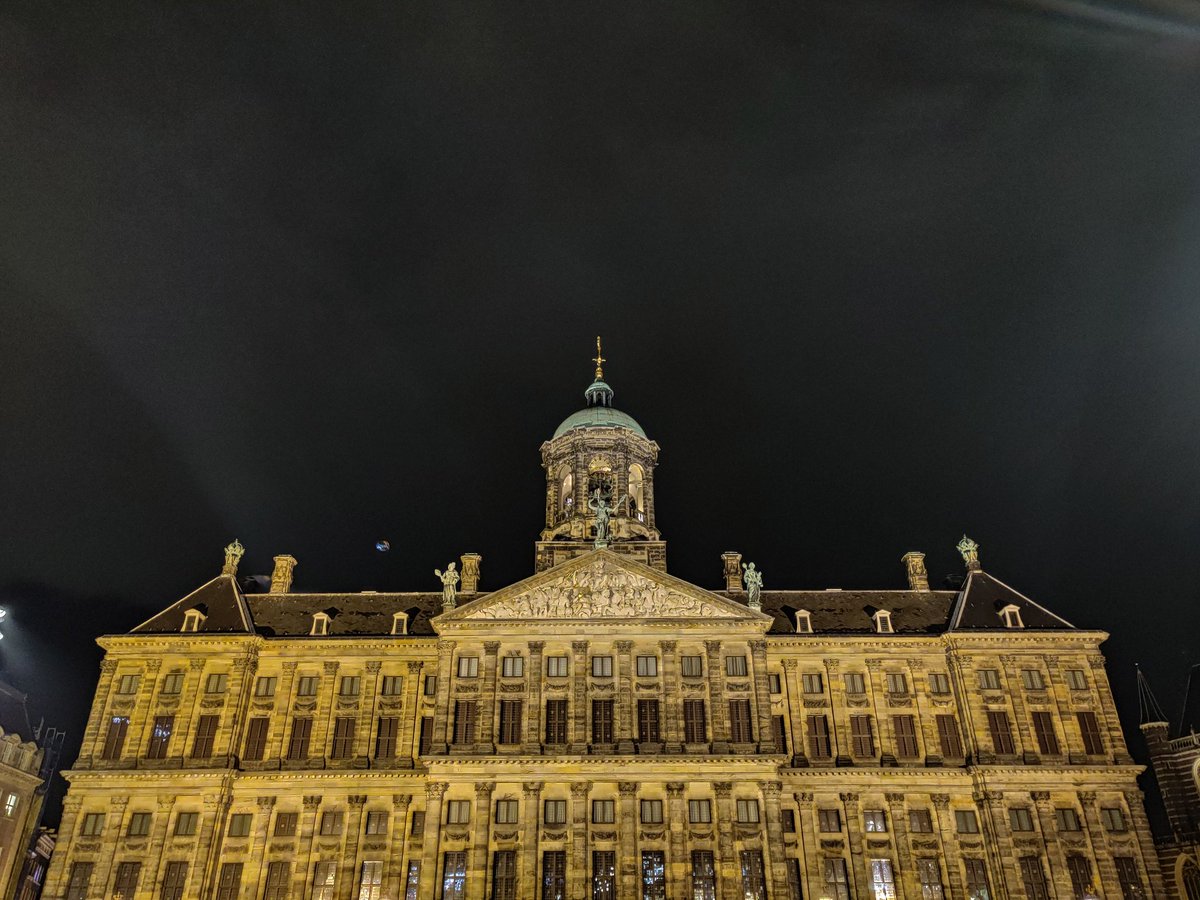 At night, we visited two places. The first is Dam Square. Can take photos cantik cantik here!