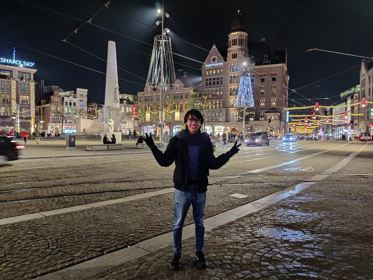 At night, we visited two places. The first is Dam Square. Can take photos cantik cantik here!