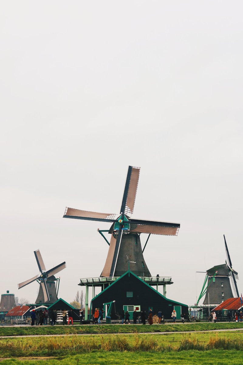 Kena pergi okay Zaanse Schans. It's beautiful Also, if you happen to visit Amsterdam during spring, jangan lupa pergi Keukenhof, boleh tengok Tulips festival. A reminder though, Amsterdam in spring is EXPENSIVE. Word of advice 