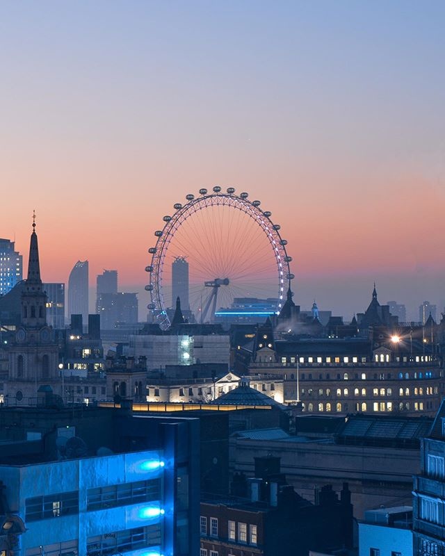 TheLondonEye's tweet photo. Lighting up the city skyline blue every Thursday from sunset 💙 We hope you all continue to stay safe and support each other where you can! 👏 #ClapForOurCarers

📸 @shotsdr https://t.co/8po6IJGs7h