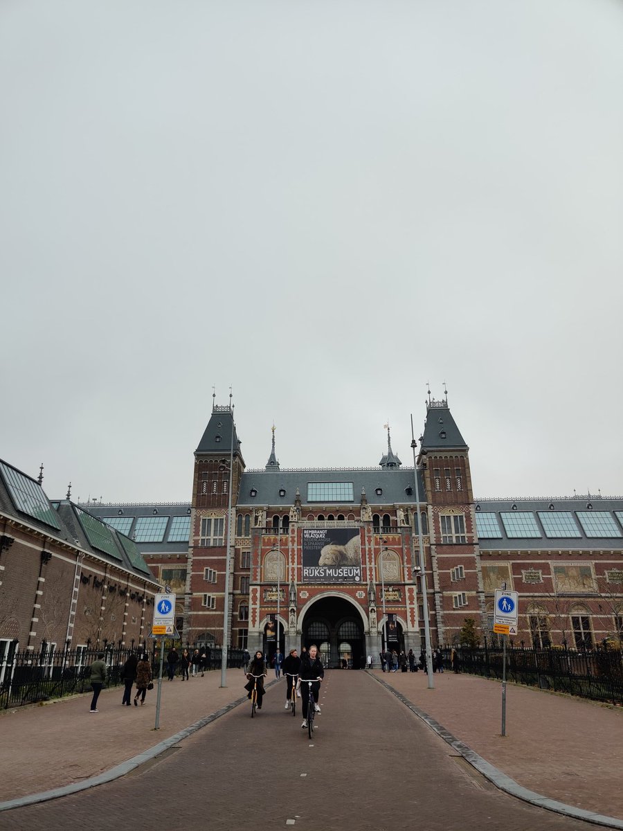 First stop was Museumplein. This is where the famous museums are locsted, including the Rijksmuseum. We took the tram from Amsterdam Centraal to Museumplein. Didn't enter though, sebab under budget haha.