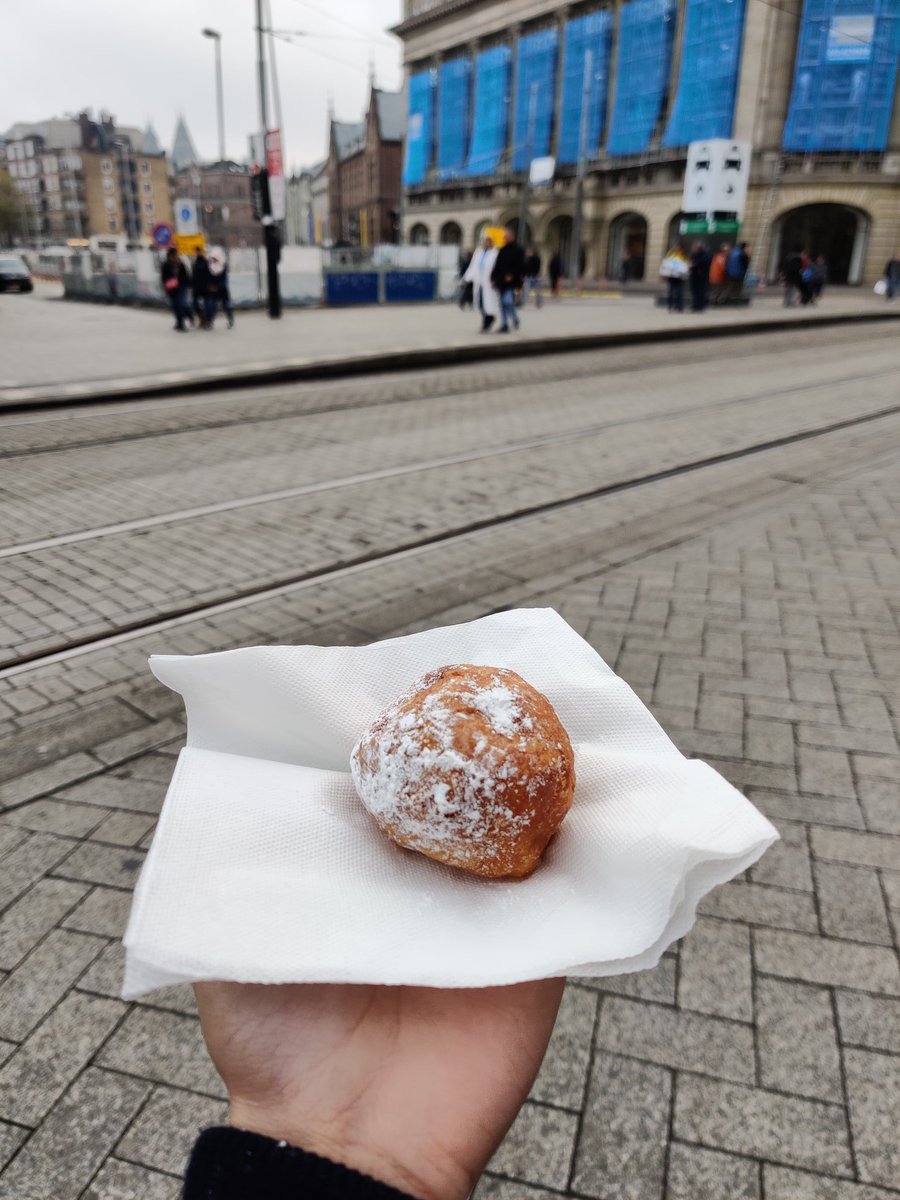 A food you should try would be the Oliebollen, it's basically donut but in the shape of a ball. Sedap weh, makan time sejuk sejuk 