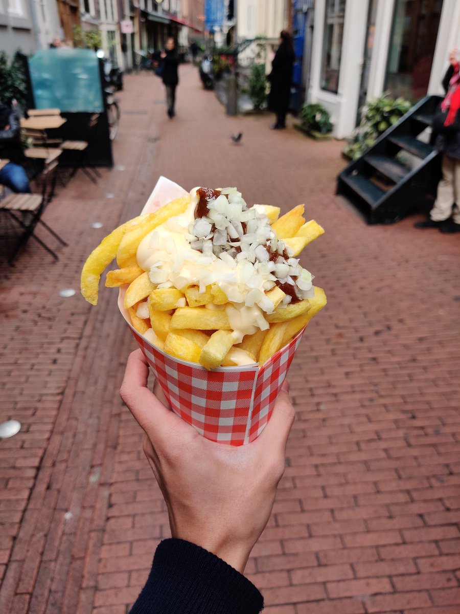 Oh i forgot, another Amsterdam favourite, the Amsterdam fries Kalau nak pergi try, make sure only to go to Vleminckx & try their Oorlog sauce, a combination of mayo & satay sauce 