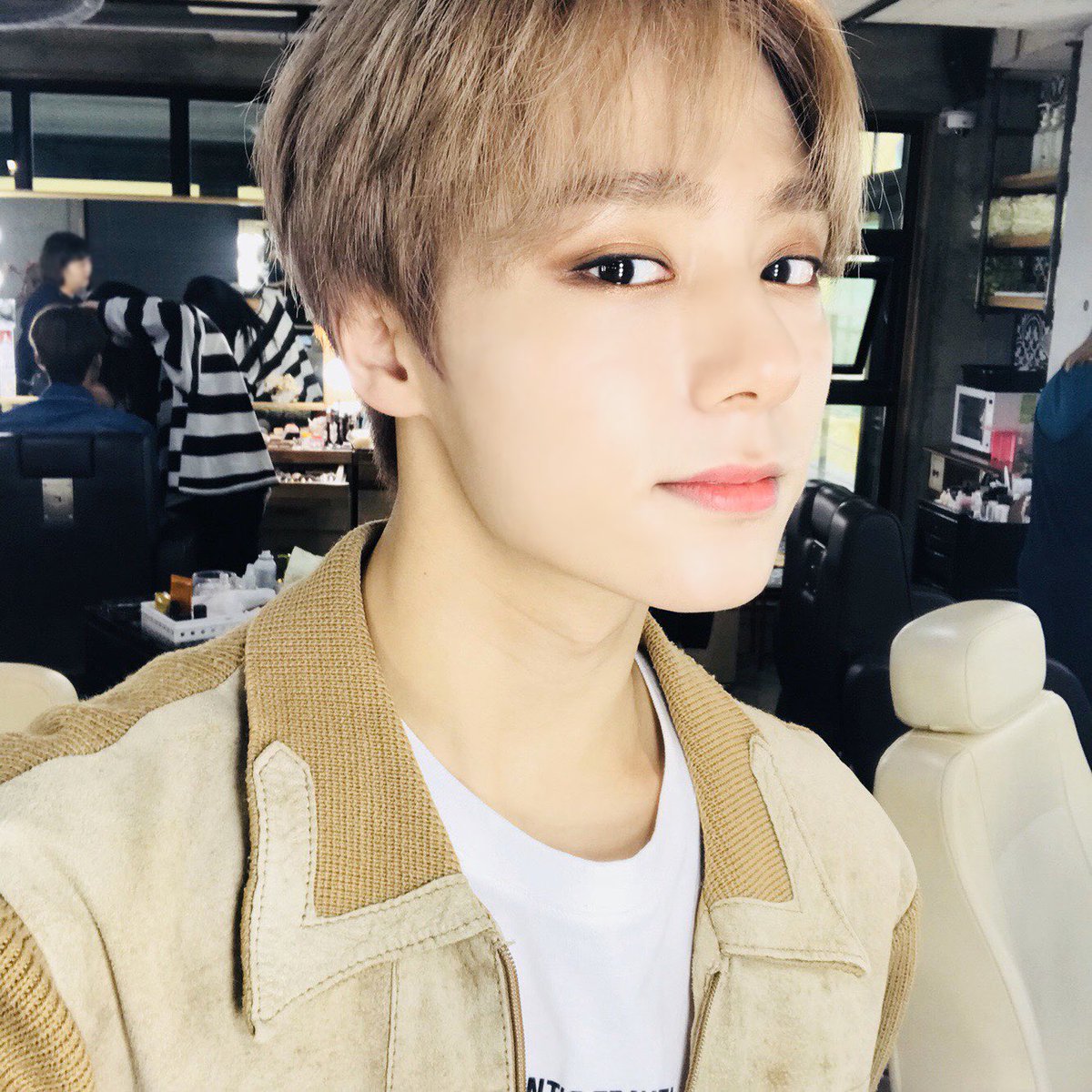 official_ONEUS's tweet image. [#환웅]
갑자기 꺼내보는 첫 탈색 셀카! 밝은 머리 아님 어두운 머리 중 달님들은 뭐가 좋아요??