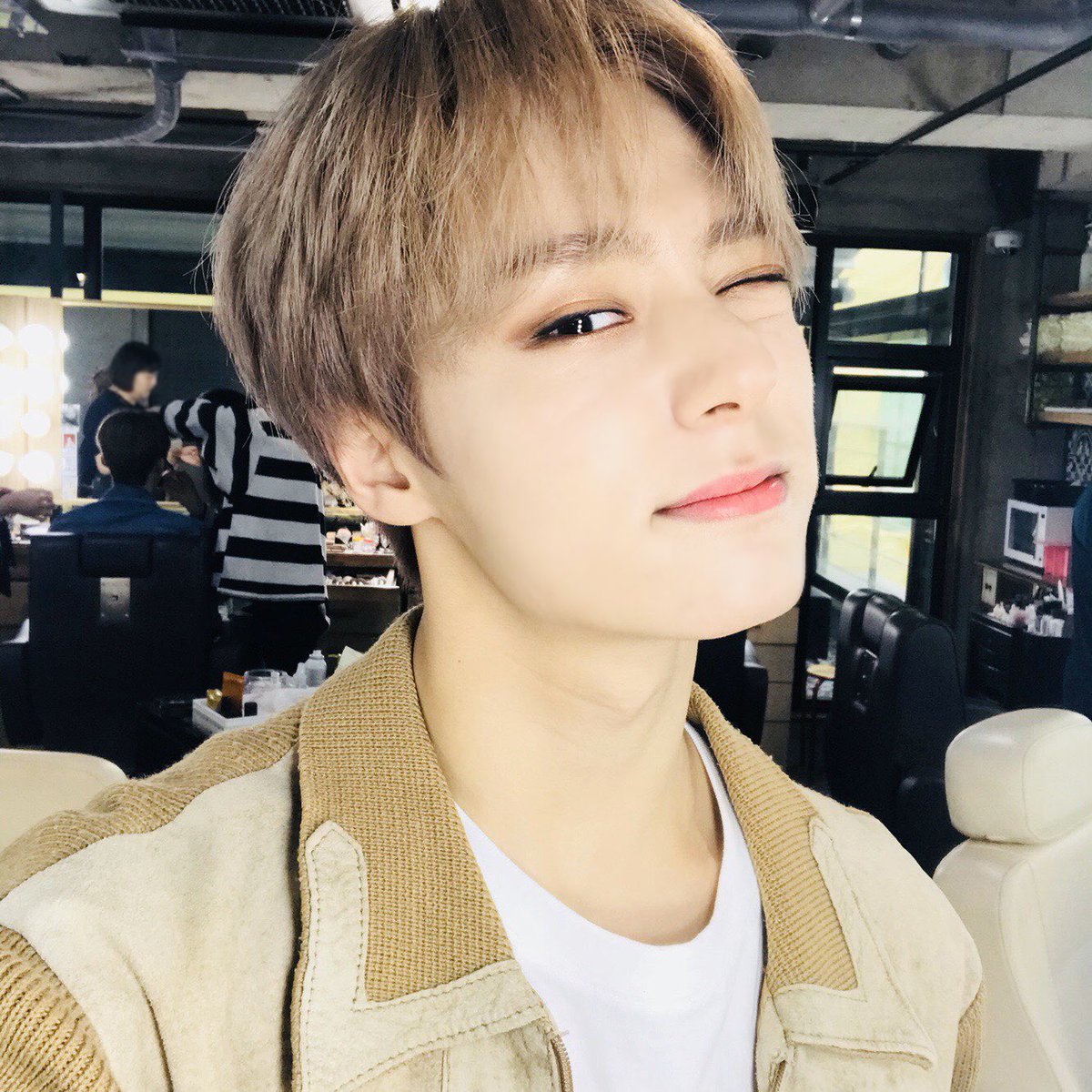 official_ONEUS's tweet image. [#환웅]
갑자기 꺼내보는 첫 탈색 셀카! 밝은 머리 아님 어두운 머리 중 달님들은 뭐가 좋아요??