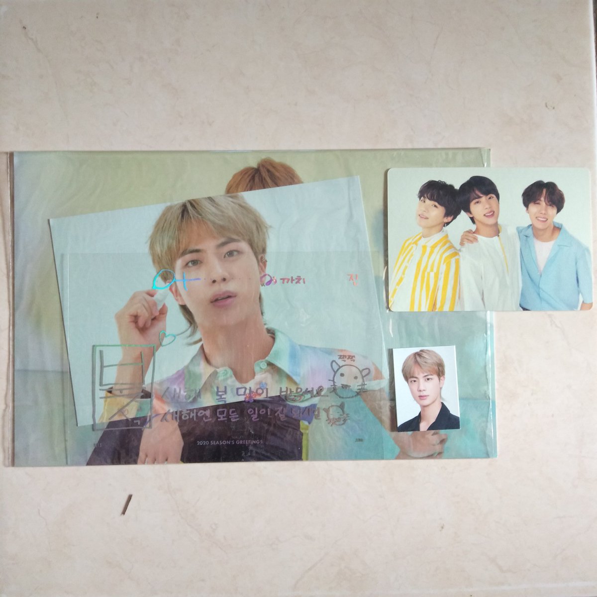 forme_kim's tweet photo. ARMY HELP RT PLISS 😭💜

wts 
- seokjin set + mini pc 80k
- mots7 ver 3 pc v + poster 350k
- postcard persona 30k/pcs 
- gift weply mots7 ver 1 &amp; 2 60k/pcs

minat bisa dm aja ya 💜 https://t.co/CtqxOjwubh