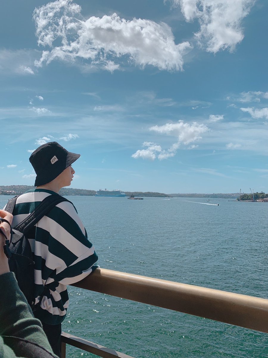 official_ONEUS's tweet image. [#시온]
{뮤비 비하인드💥} 오늘은 뉴질랜드가 아닌 시드니~! 뉴질랜드 가기 전에 시드니에 들렸는데 날씨가 너무 좋았어요ㅠㅠ 행볶❤💕 제가 혼자 여행 가고 싶은 나라 중에 하나였는데 혹시 달님들도 그런 여행지가 있나요?! 오늘 로투킹 본방사수 잊지말아여어어 오늘도 사랑해 우리 달님들🌎❤🌙