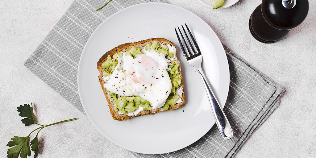 ACampolor's tweet photo. Tosta de aguacate y huevo poché, un desayuno súper saludable. 🤤

Esta tostada de aguacate y huevo poché 🥚 es súper fácil de preparar y, además de las propiedades y beneficios del aguacate, podrás obtener muchas proteínas.

#mesdemayo #desayuno #verduras #verdurasdetemporada https://t.co/mAyFUapQmp