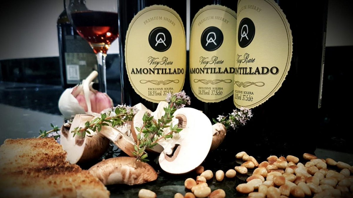 JancisRobinson's tweet image. Tam's round-up of food and wine pairings suggested by furloughed hospos focuses on the many that feature #sherry today bit.ly/3dPDaWl Such a versatile wine! Pic by Jonathan Reeve @SherryWinesUK