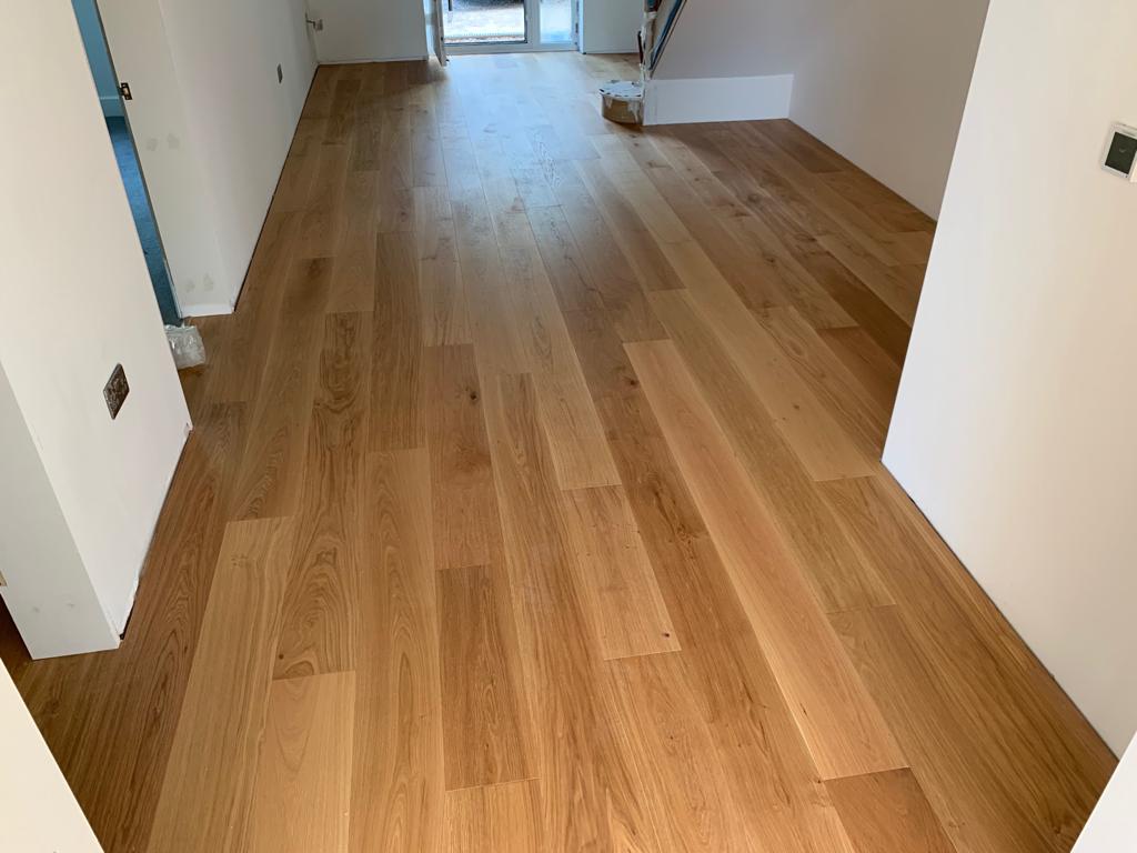 Throwback to 2019 when we were given the opportunity to work in a stunning home built from scratch. #tbt #throwbackthursday #newbuild #newhome #builder #construction #trades #qualitywork #flooring #wood #woodflooring #engineeredwood #floorlayer #flooringinstallation