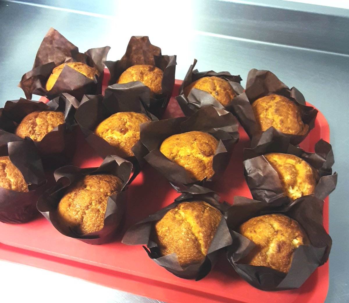 Delish_byHES's tweet photo. Carrot Cake anyone!? 🥕
Sue the kitchen supervisor @EPPS_ICT has cooked these delicious reduced sugar carrot muffins for the key-workers and students at Elm Park Primary. 
@HES_orguk  @LBofHavering 
#foodheroes #schoolmeals #StayCalmKeepCooking #ReducedSugar https://t.co/LjnVj0tvRT