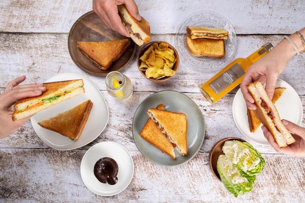 DoigtsurLeTruc's tweet photo. [On met Le Doigt sur] Le Chef • « @MichelSarran1 lance Croq’Michel, des croque-monsieur gourmands livrés à domicile » https://t.co/LQilDkIDoC [...] Une gamme de sept croques, disponibles en livraison à domicile à @Toulouse ! #InSnackingWeTrust #Snackingunited #MichelSarran https://t.co/rtkA3kQXMZ