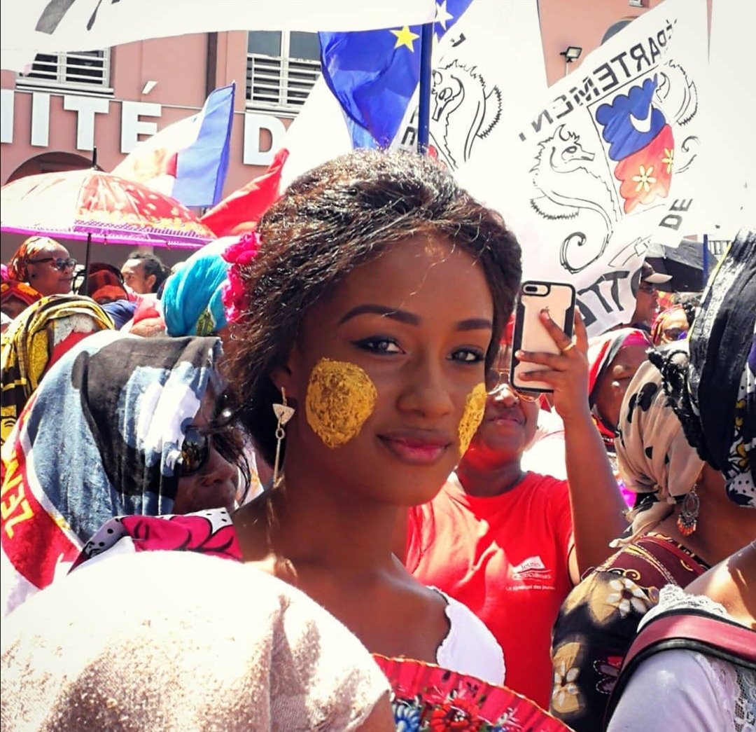 cyrilcaste's tweet photo. Même quand elle manifeste pour des causes graves (comme ici lors de la grève générale contre l'insécurité), Mayotte reste #MayotteLaMagnifique https://t.co/9tmBcY2LGS