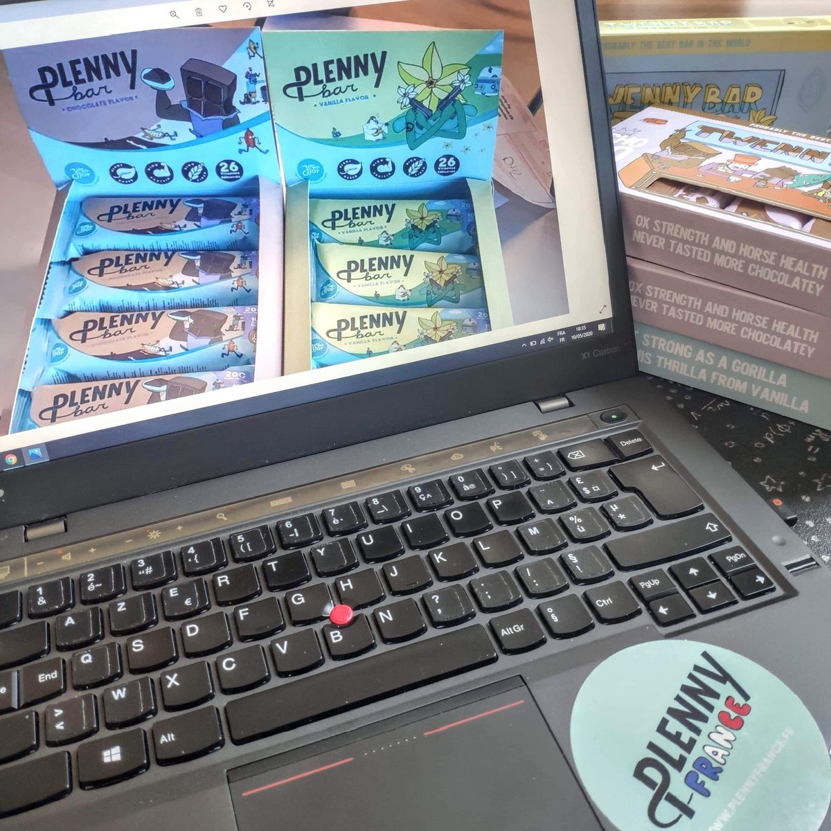 PlennyFrance's tweet photo. L'équipe de JimmyJoy n'a pas chômé ces derniers mois... 
⏲ Rendez-vous demain pour une petite surprise.
Un indice : c'est crunchy et cette fois c'est 100% vegan !

#plennybar #vegan  #chocolat #vanille #barres #precommande #plennyfrance #jimmyjoy https://t.co/wD2rev2JCr