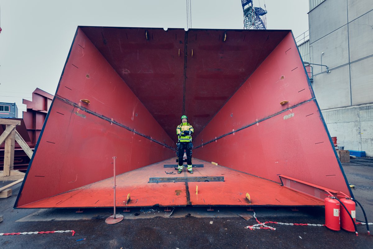 SthlmExergi's tweet photo. Vi bygger en ny och toppmodern förbränningspanna för avfall i Högdalenverket. Den nya pannan ersätter verkets två äldsta pannor som tas ur drift efter femtio års trogen tjänst. På bilden en stor ask-tratt som ska lyftas in i pannhuset. #avfallsförbränning #energiåtervinning https://t.co/bPe0kLu7ec