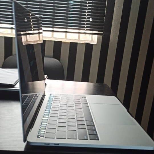 trafficbutter's tweet photo. #CleanLikeNew Macbook Pro 13 2018 Touchbar #OnlyOneinstock 🔥🔥🔥
256GB Ssd
8Gb ram
Core i5 @2.3ghz🔥
See more => https://t.co/ALEpiZ865T
To order, call or whatsapp 08120654721 or DM @gadgetfreakzng https://t.co/i38oGwb5fB