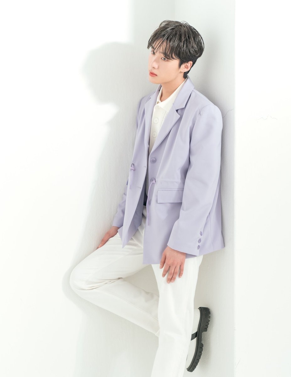 npio_official's tweet photo. [ Dong Hee Moment ]    ⁣
⁣
좋은것만 볼 때 나온다는 진실의 광대👍⁣
동희 배우의 미모와 수트가 다 한 ⁣
광고 비하인드 컷👏📷⁣

#김동희 #KimDongHee #npio⁣
#그라치아5월호 #메이블린뉴욕 ⁣
#배우 #KoreaActor ⁣
#김동희_넓은어깨_파워납득 https://t.co/RDBezRdDay