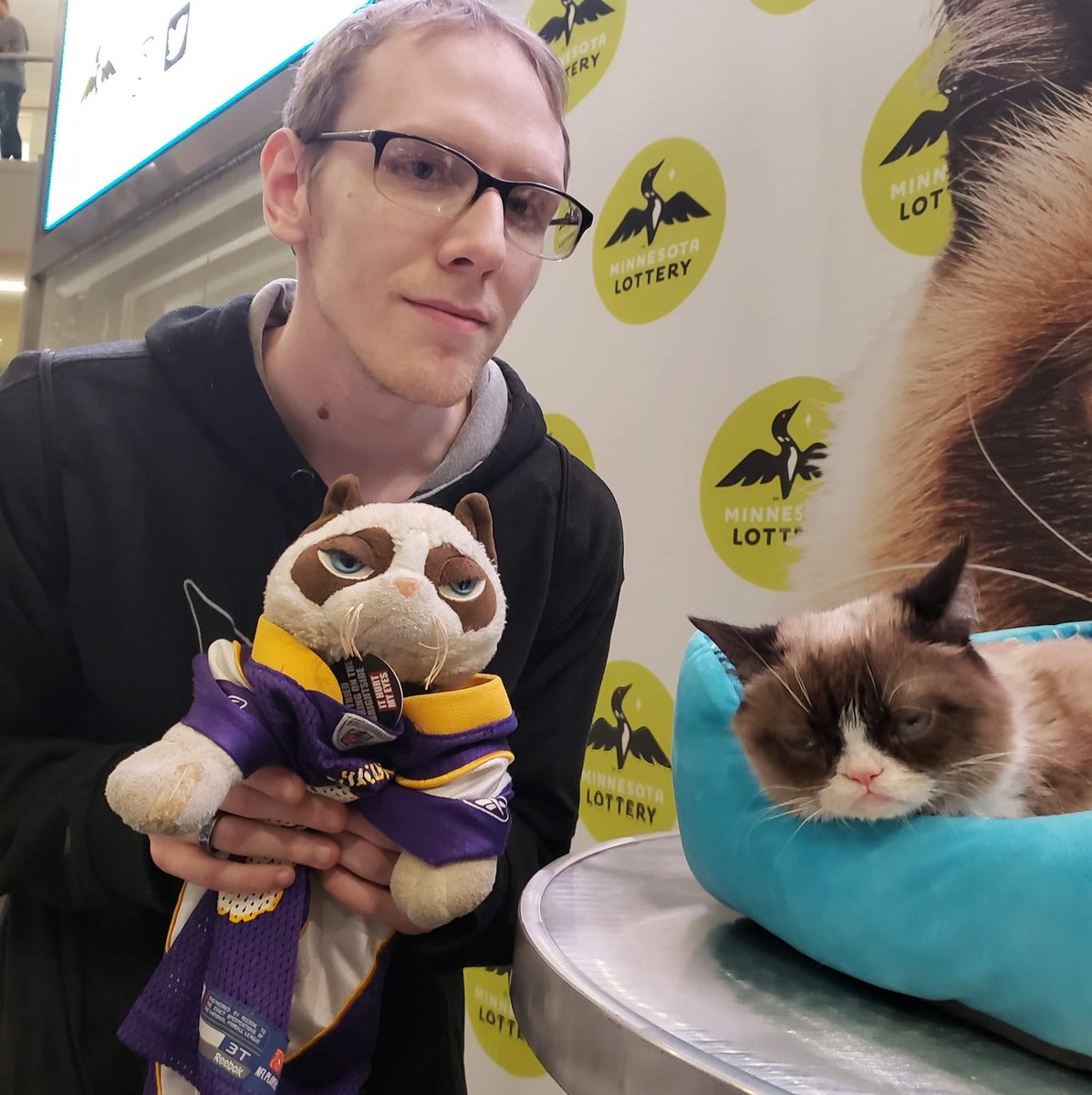 mrfluff3h's tweet photo. R.I.P Tardar Sauce aka Grumpy Cat. It's been 1 year since she passed away. Thanks for this memory & all of the memes, Tardar Sauce. #RIPGrumpyCat #GrumpyCatForever @RealGrumpyCat https://t.co/PhCYsVFFNQ