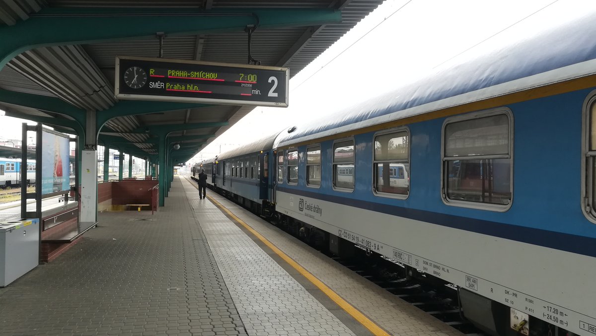 CestujiciC's tweet photo. Misto vlaků InterPanter nyní jezdí kupéčkové zastaralé špinavé soupravy. Každé kupé je zaplněno cca 4 lidmi. Kdo už neche do kupé, mačká se na chodbě. Doporučené vzdálenosti mezi cestujícími neexistují. Nepochopitelné jednání #ceskedrahy v době přísných hygienických nařízení. https://t.co/5wL6VLj6Iq