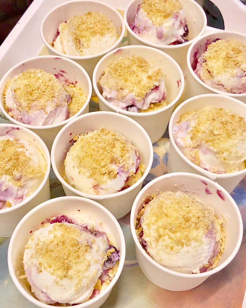 blackunderwear's tweet photo. รสใหม่กับสูตรใหม่‼️
#bluebery #cheesecake #icecream no.3 เนื้อไอศกรีมรสครีมชีสเปรี้ยวนิดๆ ราดซอสบลูเบอร์รี��ก่อนสกู๊ปเพื่อให้เนื้อซอสผสมเข้ากับเนื้อไอศกรีม โรยสลับชั้นไอศกรีมและท๊อปปิ้งด้วยแครกเกอร์บดให้เนื้อสัมผัสกรุบๆเมื่อตักเข้าปาก #sweetpeaicecreamth #homemade https://t.co/9EaNTgiWgn