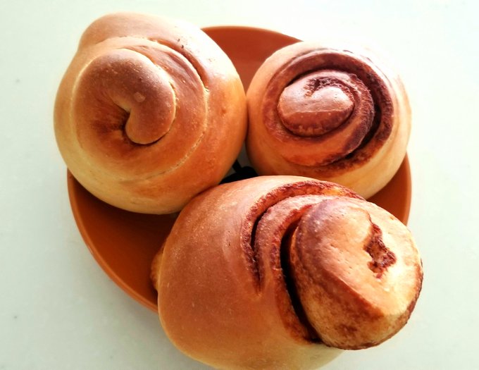 シナモンロール焼いたんだけど
シナモンバターに砂糖入れ忘れて何の甘さもないシナモンパンになった… 