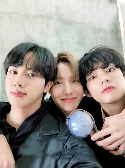 gelcanaleja's tweet photo. wAIT!! look at the clouds, it's 3-2-2,, and what if these selcas are the hints for the sub units AAAAAAAAAAAAAAAAAAA https://t.co/boxwmaQoyv