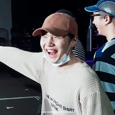 gelcanaleja's tweet photo. YOONGI'S GUMMY SMILE NEVER FAILS TO BRING GENUINE HAPPINESS😩💜 https://t.co/YmWFO1AgFb